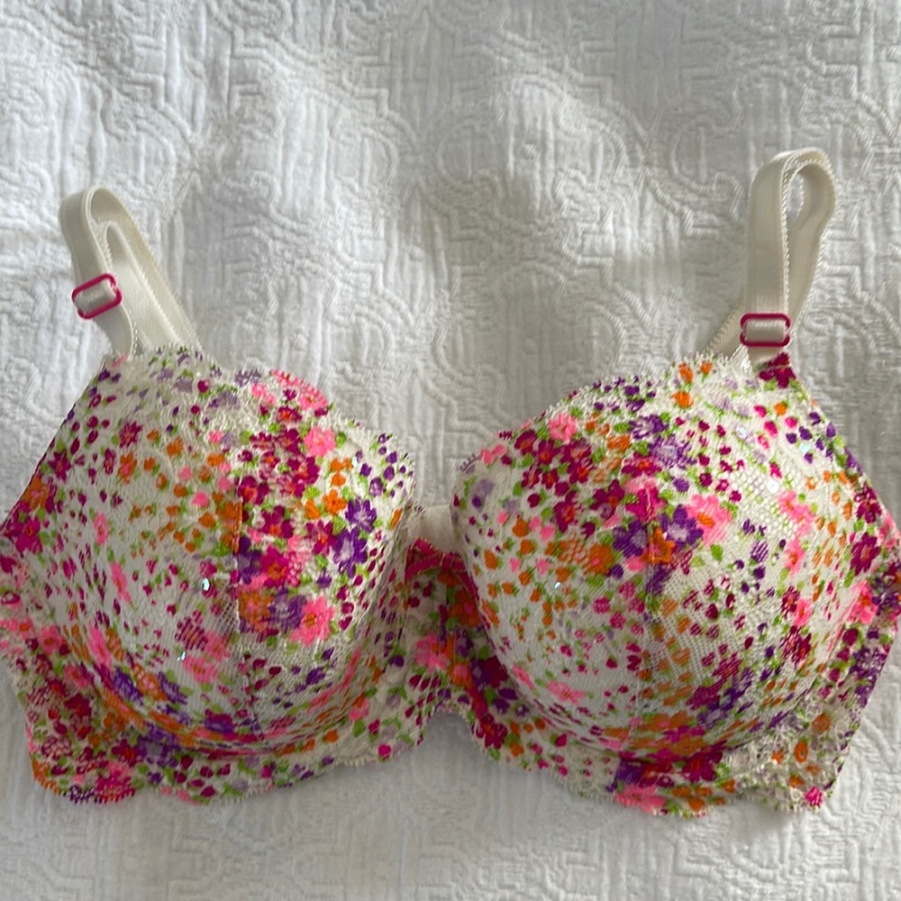 VGUC - VICTORIA SECRET DREAM ANGELS BRA. Sz: 34D.